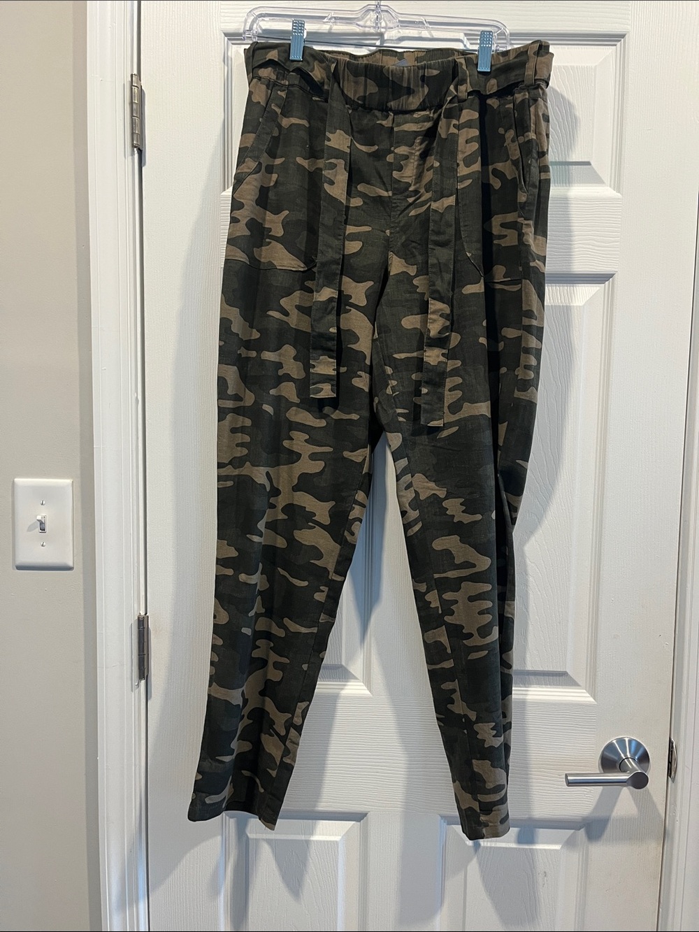 Soho Olive & Black Camo Paperbag Joggers casual ware. Size M